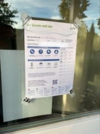Man sieht auf dem Bild eine Glasscheibe, auf der ein Zettel klebt, worin man die Daten sehen kann, wann jemand von ista vorbeikommt.