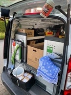 Beladenes ista Fahrzeug, mit den notwendigen Dinge für den Produktaustausch.