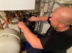 ista Kundendiensttechniker montiert Wasserzähler.