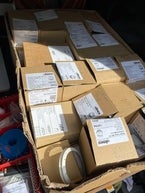 Karton mit in Kartons gelagerten Rauchwarnmeldern. 