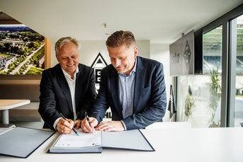 Stefan Stegemann, CEO Borussia Mönchengladbach und ista CEO Hagen Lessing besiegeln die Partnerschaft