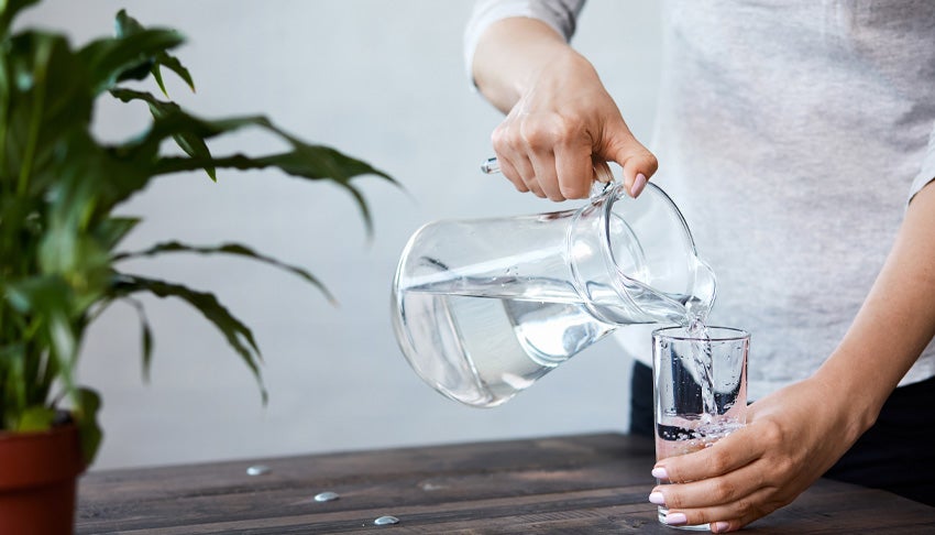 Une carafe d'eau et un verre d'eau