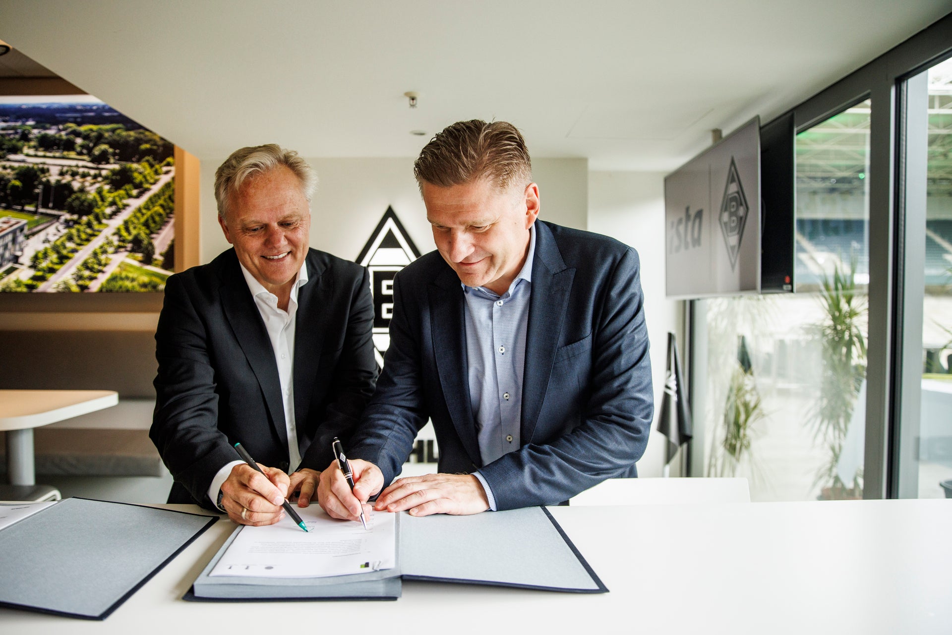 Stefan Stegemann, CEO Borussia Mönchengladbach und ista CEO Hagen Lessing besiegeln die Partnerschaft