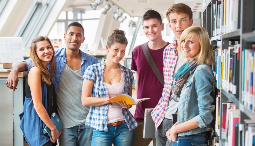 Schüler in Bibliothek - ista macht Schule